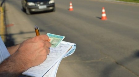 Motociclista é abordado em alta velocidade com o  licenciamento da moto vencido