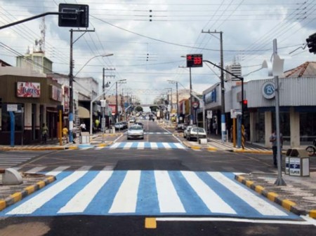 Motorista teve seu veículo atingido na traseira ao parar em faixa de pedestres no centro da Osvaldo Cruz