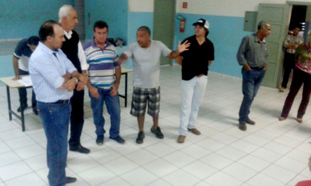 Moradores da Vila Esperana cobraram melhorias contra as enchentes em reunio com o prefeito