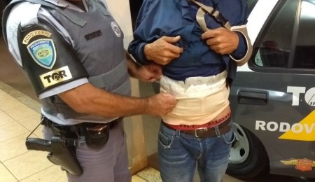 Polícia Rodoviária prende passageiro com cocaína colada ao corpo e maconha em mochila