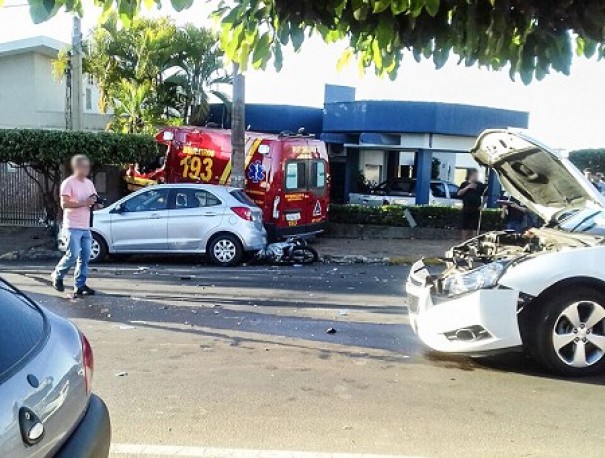 Acidente envolvendo quatro veculos e uma Unidade de Resgate dos Bombeiros deixa quatro vtimas leves em Dracena